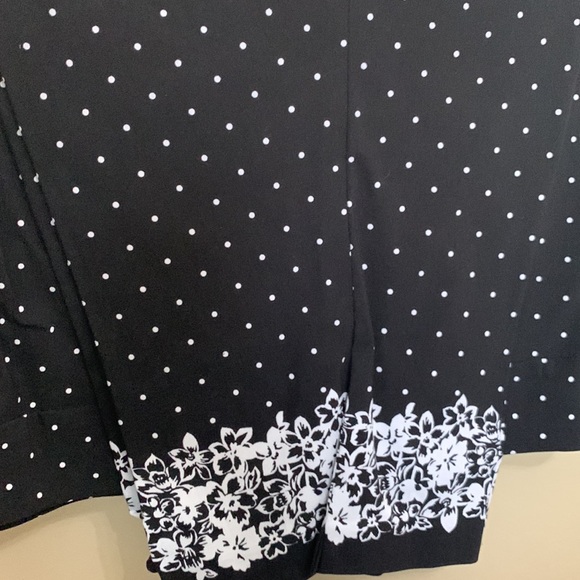 Avenue elastic waist Sz 28 Capri pants. Black wire dots. Floral border. So cute - Picture 2 of 7